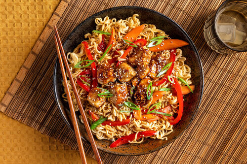 Asia-Nudelpfanne mit Sesam-Hähnchen