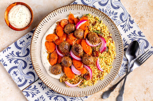 Geflügelbällchen mit Karotten und Zwiebeln