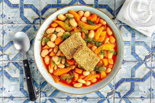 Knuspriger Sesam-Feta auf Bohneneintopf