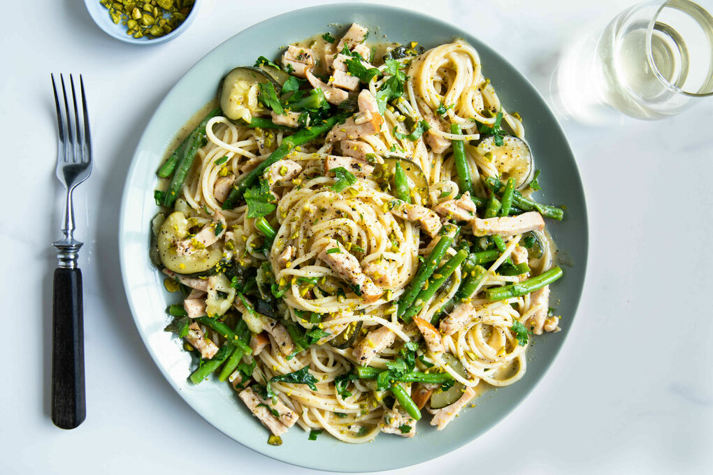 Spaghetti med rökt kycklingbröst med zucchini, bönor och pistaschnötter |  Marley Spoon