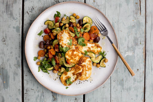 Doppelt Grillkäse auf Kichererbsensalat