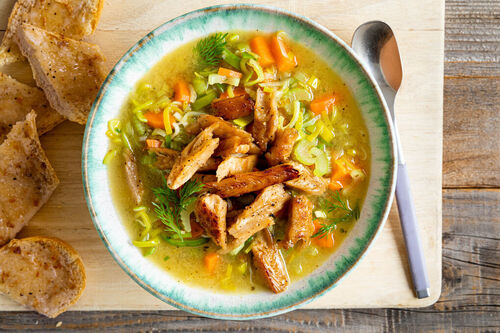 Gemüsesuppe mit veganem „Hähnchen“