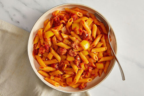 Penne mit Schweinswurst und Paprika