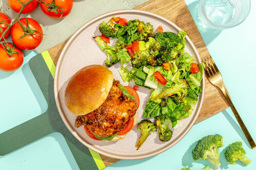 Crunchy chicken burger met tomaat