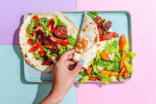 Kleurrijke wraps met gerookt spek