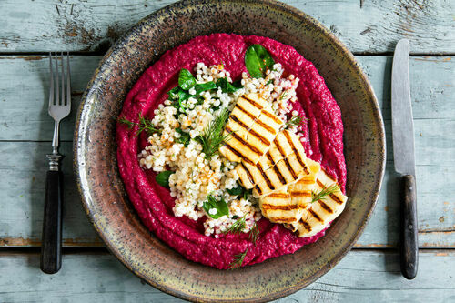 Grillkaas op borani van rode biet
