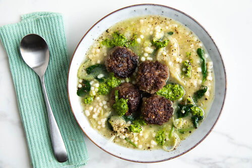 Italiaanse maritata-soep met gehaktballen