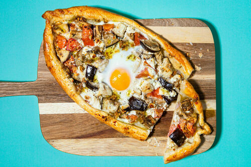 Georgische bladerdeegbootjes met spiegelei