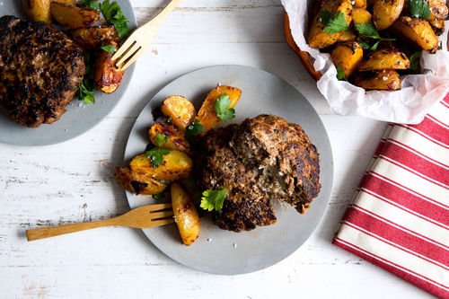 Griekse bifteki gevuld met feta