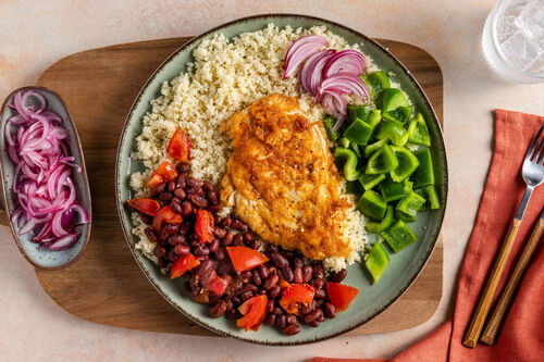 Rokerige kipschnitzel met zwarte bonen
