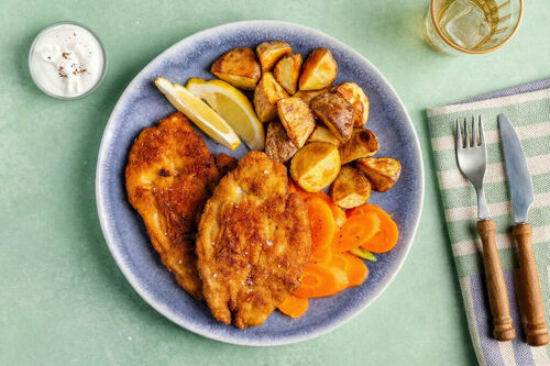 Kipschnitzel en geroosterde aardappels