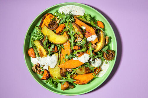 Warme salade met groente en walnoten