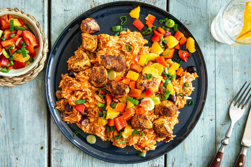 Tomaten-olijvenrijst met gebakken kip