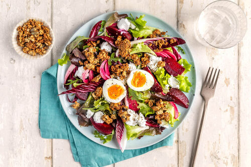 Ziegenfrischkäse und wachsweiches Ei