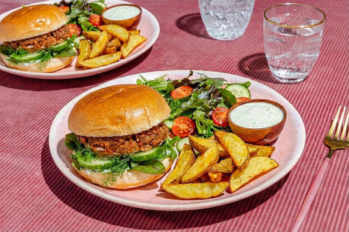 Saftiger Burger mit Feta und Bio-Rind