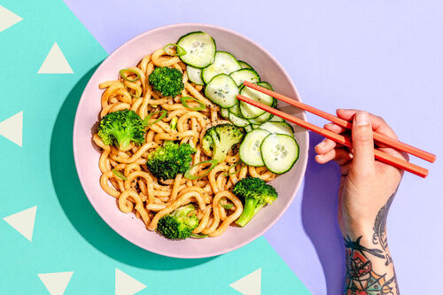 Frische Udon-Nudeln in Erdnusssauce