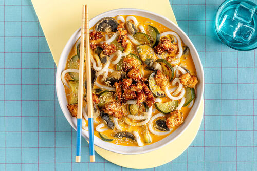 Kokos-udonnoedelsoep met crispy tofu