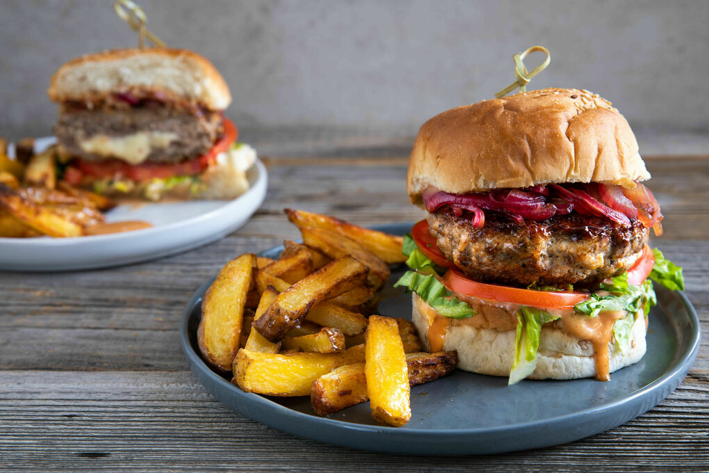 Hoorzitting schild zin Cheeseburger van varkensvlees met gekarameliseerde ui en pimentónfriet |  Marley Spoon