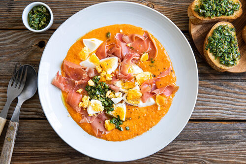 Salmorejo met serranoham en ei