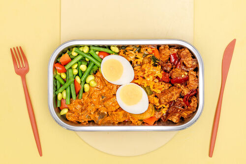 Tempeh-rendang met ei