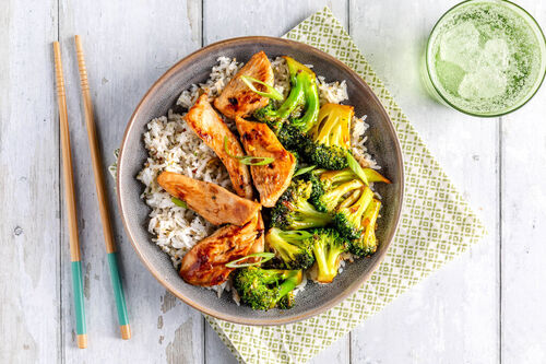 Biologische kip teriyaki op poké-rijst