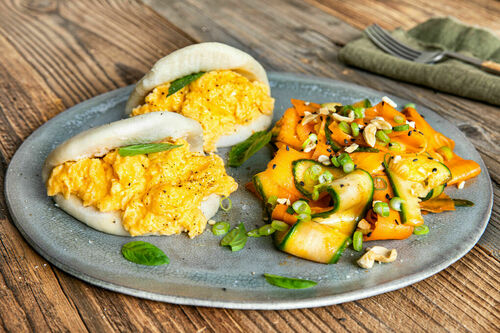 Bao met roerei en Thaise basilicum