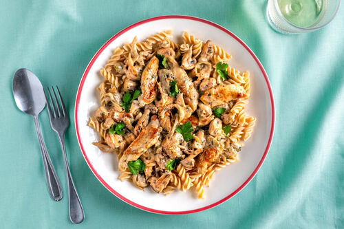 Snelle volkoren pasta met kip in roomsaus