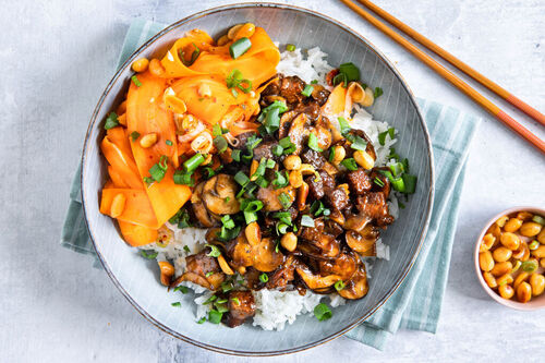 Crispy sticky tofu met pinda's