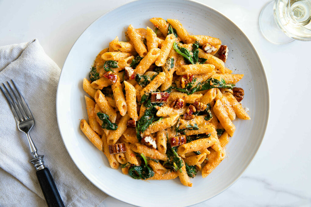 Vegane Paprika-Cashew-Pasta mit würzig-süßen Pekannüssen und Spinat |  Marley Spoon