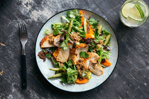 Thai-Salat mit Bio-Hähnchenfilet