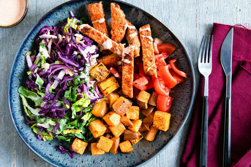Vegan burger bowl met srirachadip