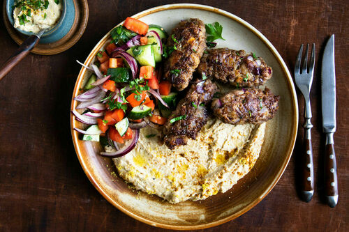 Rindfleischköfte mit Zitronen-Hummus