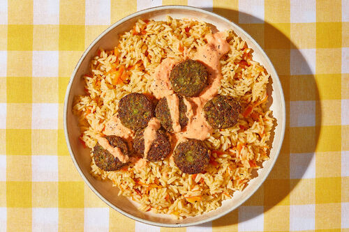 Falafeln auf griechischem Karottenreis