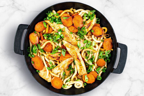 Schnelle Hähnchen-Udon mit Karotten