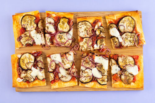 Knapperige aubergine-mozzarella-pizza