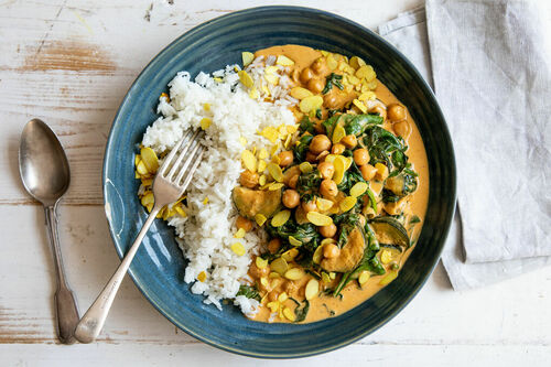 Kormacurry met kikkererwten en courgette