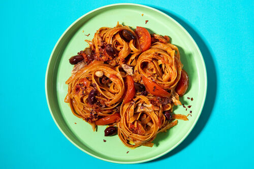 Tagliatelle alla puttanesca met tonijn