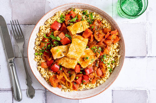 Witvis in paprika-tomatensaus