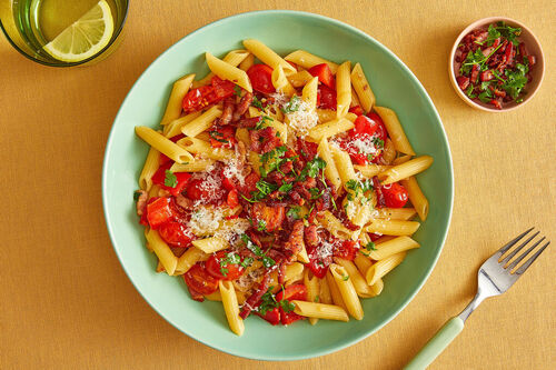 Penne met krokante spektopping