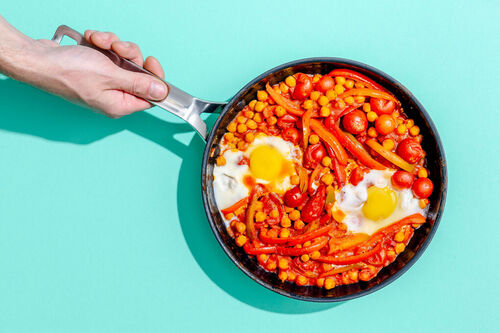 Kruidige shakshuka met kikkererwten