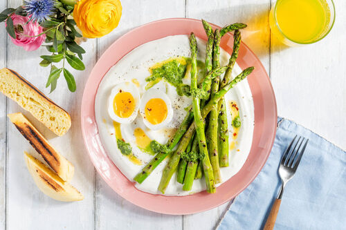 Turkse eieren en groene asperges