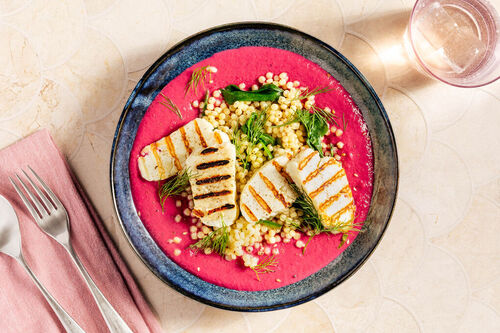 Grillkäse auf Rote-Bete-Borani