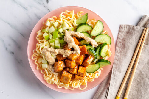 Koude noedelbowl met hoisin-tofu