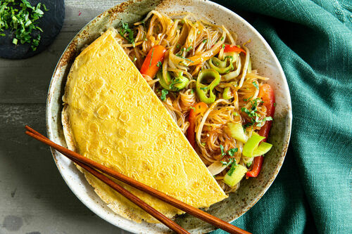 Grote Thaise omelet op glasnoedels
