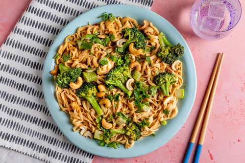 Broccoli in pindasaus met volkoren noedels