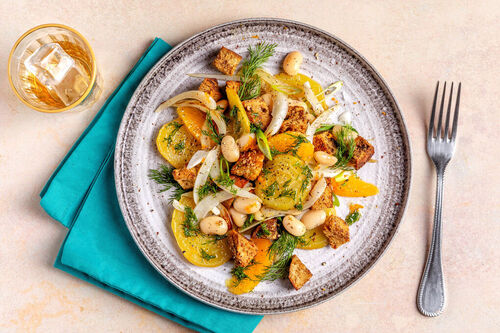 Italiaanse broodsalade met gele biet