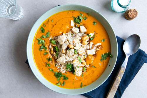 Romige korma-soep met kipstukjes