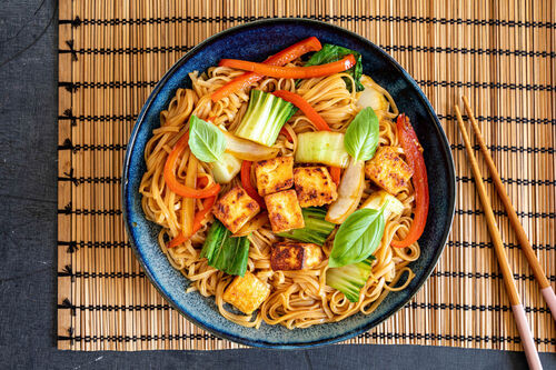Knuspriger Tofu mit „betrunkenen Nudeln“