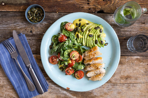 Hähnchenbrust an Avocado-Spinat-Salat