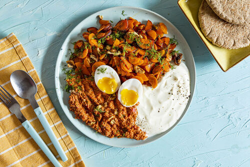 Ei an pikanter Paprika-Walnuss-Sauce